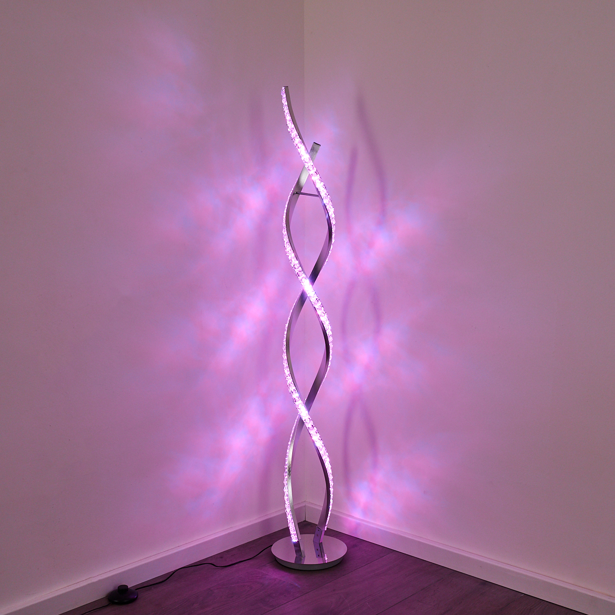 Moderne Stehlampe mit doppelt gewundenem Gestell und LED-Beleuchtung, wirft lila Licht.