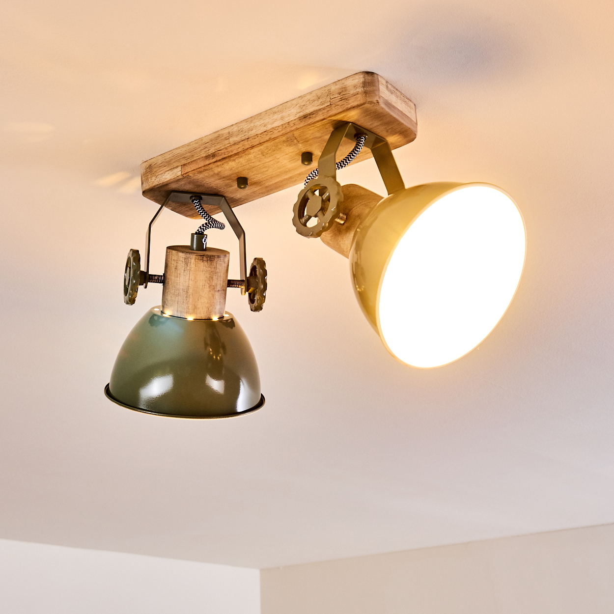 Deckenleuchte mit Holzbasis, zwei verstellbaren Lampen in Grün und Gelb.