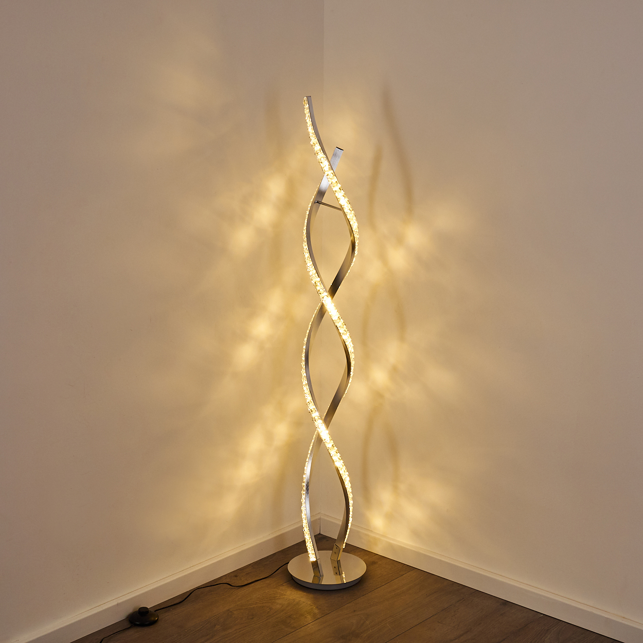 Eine moderne Stehlampe mit einer verdrehten Chromsäule, verziert mit Lichtern.