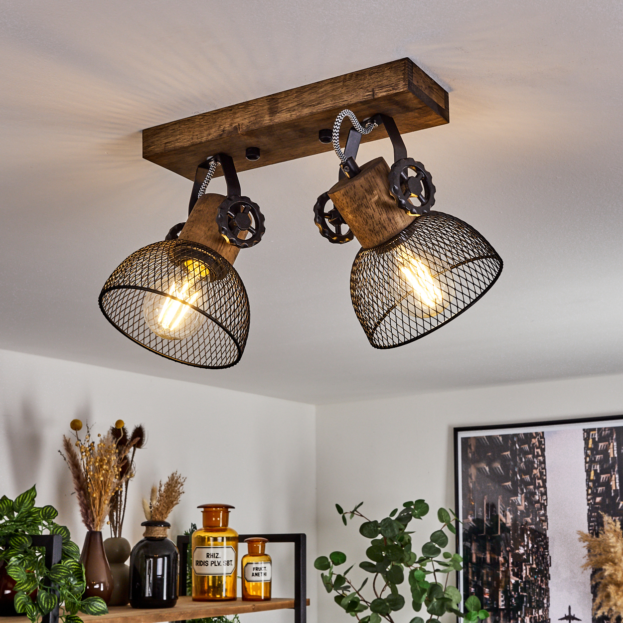 Eine rustikale Holzdeckenleuchte mit zwei Lampen mit Netzabdeckung und sichtbaren Glühbirnen.