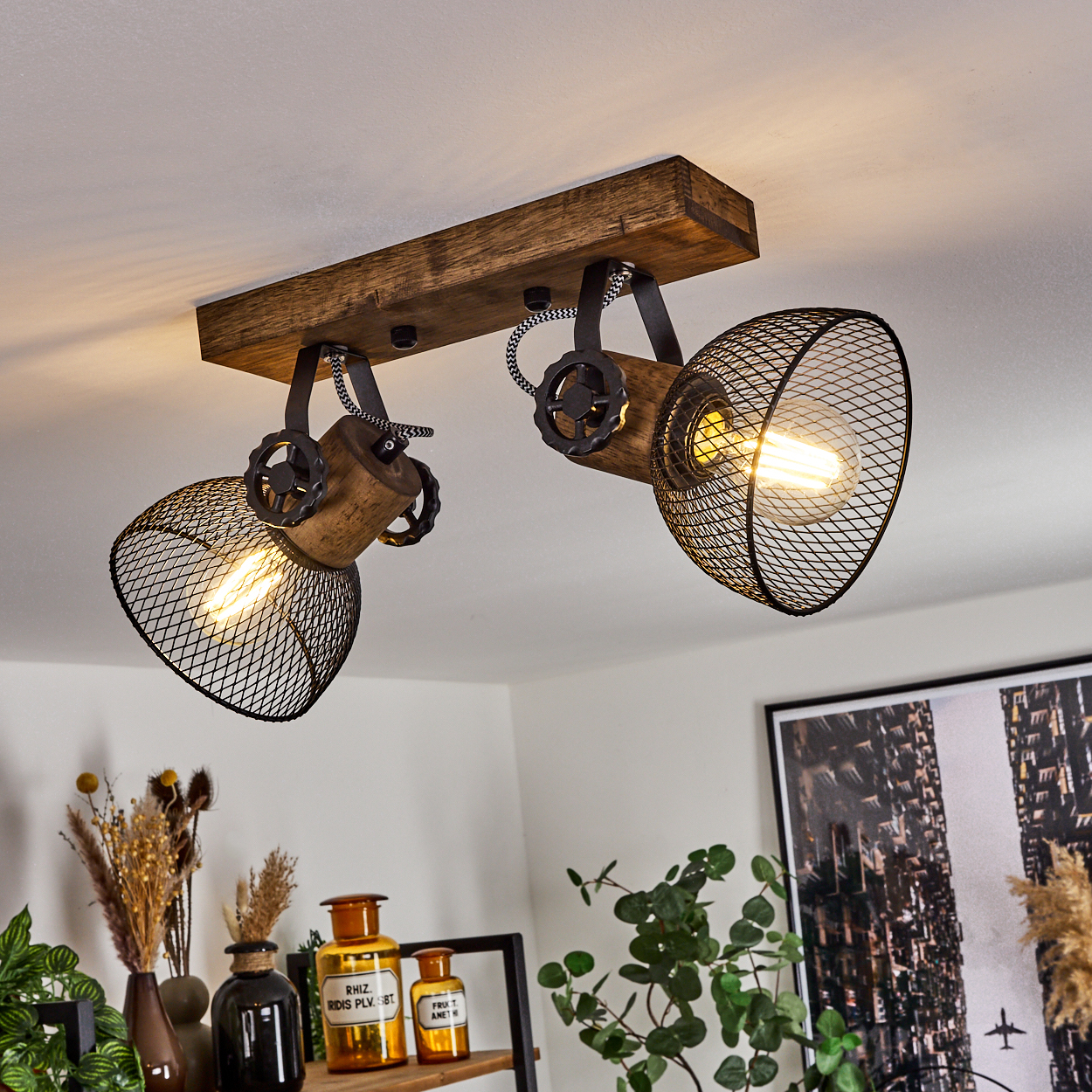 Deckenleuchte mit Holzsockel, zwei schwarzen Metallkörben und Edison-Glühbirnen.