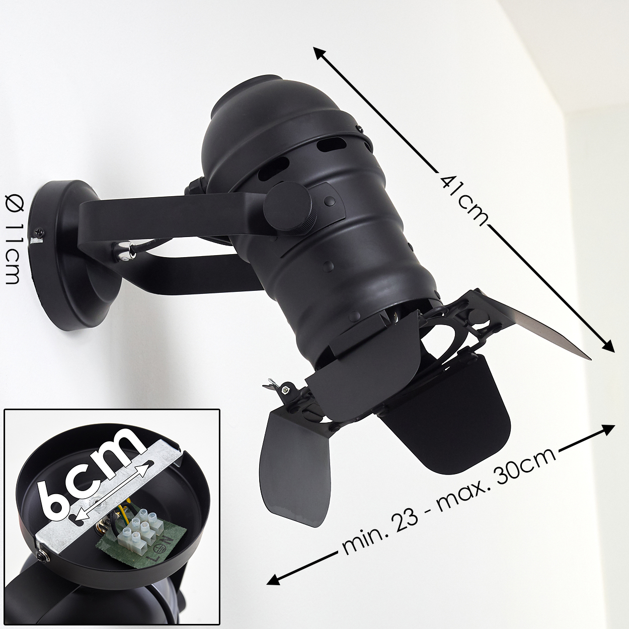 Schwarzer, verstellbarer Spot mit Maßen: 41cm L, 11cm Ø Sockel, 30cm Ausladung.