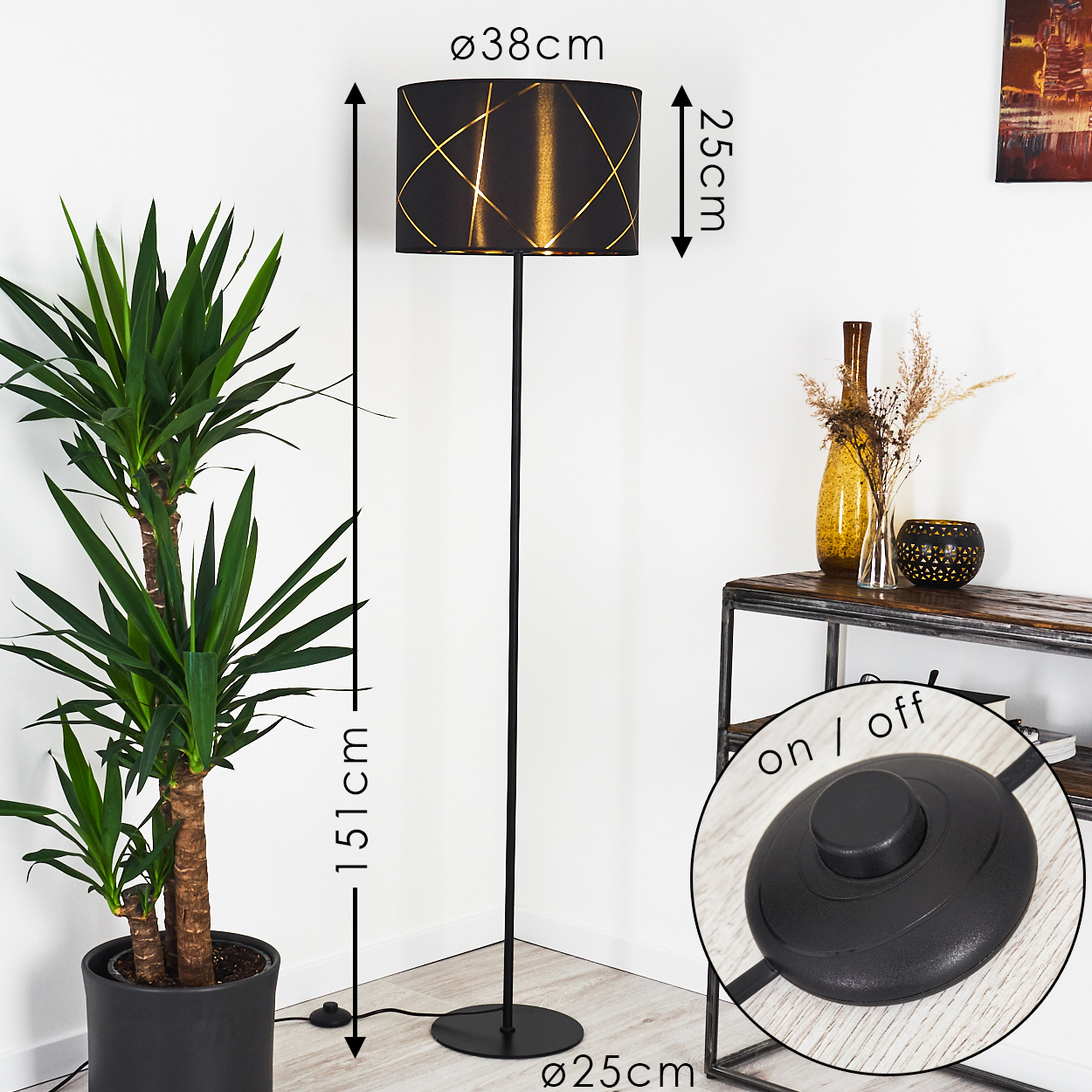 Schwarzer Stehlampe mit goldenem Muster, 151cm hoch, neben einer Pflanze.