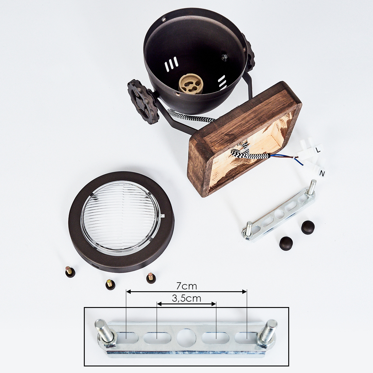 Teile einer Lampe: Lampenschirm, Holzkörper, Halterung und Schrauben.