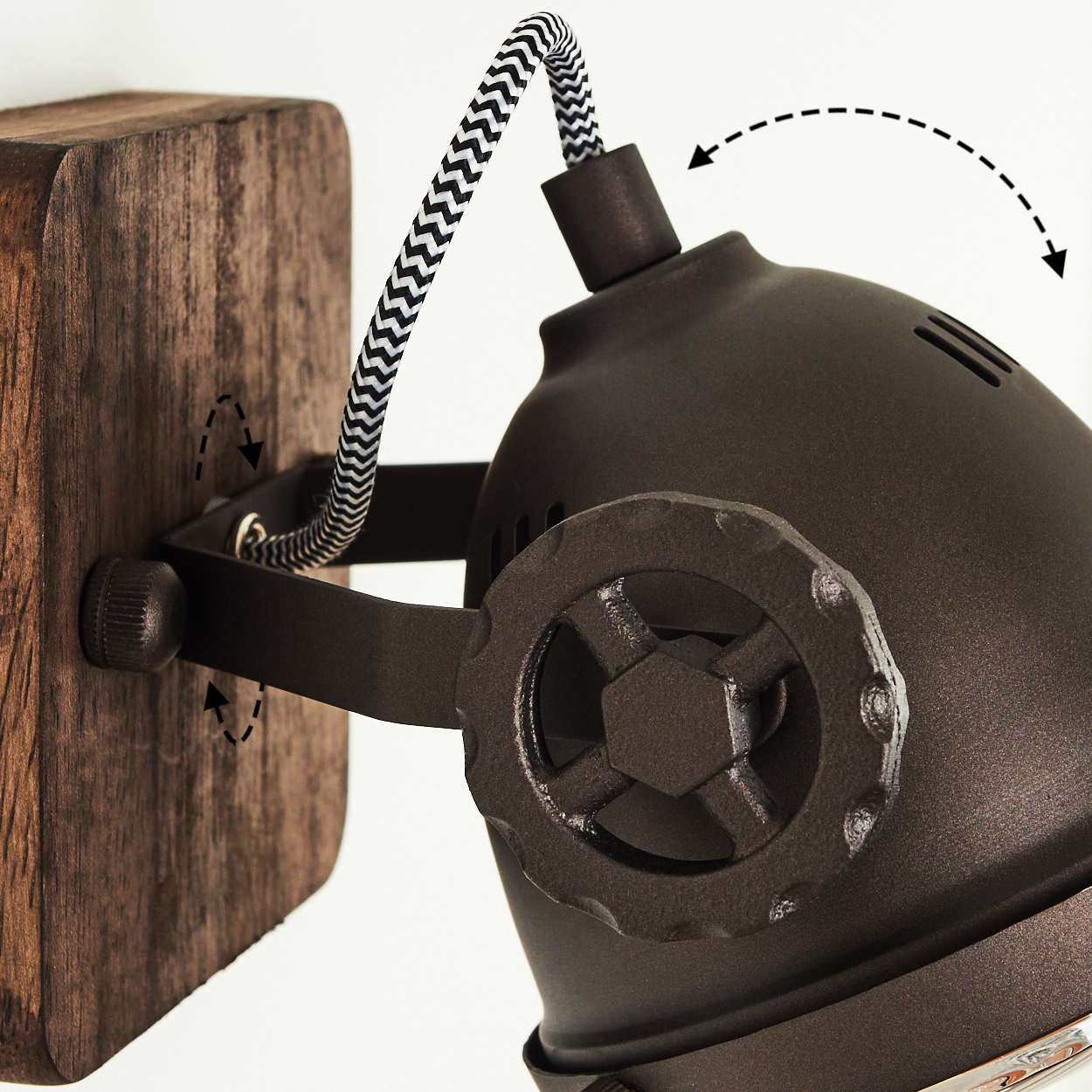 Dunkle Lampe mit verstellbarem Arm an Holz montiert, schwarz-weißer Kordel.