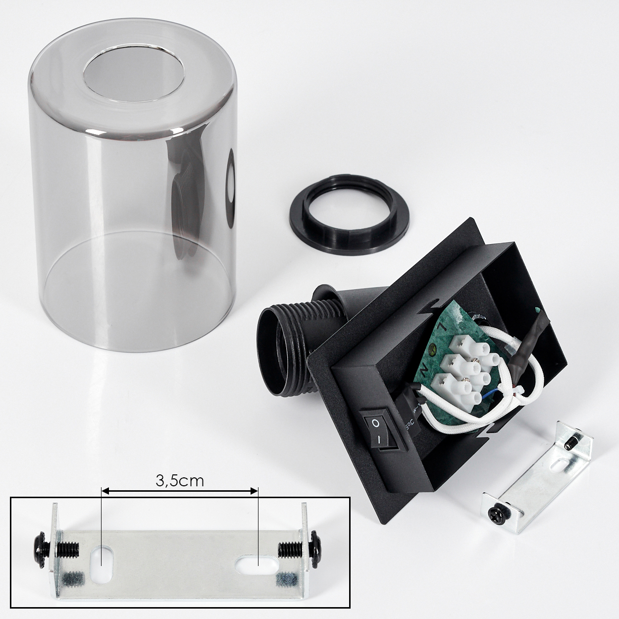 Lampenteile: Glaszylinder, Halterung, Sockel mit Schalter und Klemmen.