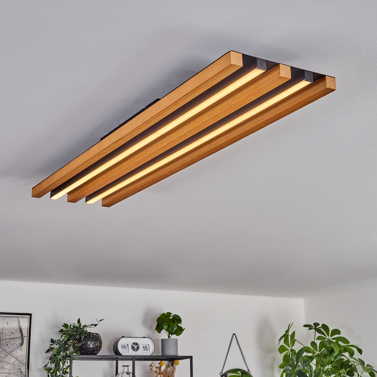 Deckenleuchte mit Holzlamellen und integrierten LED-Streifen.