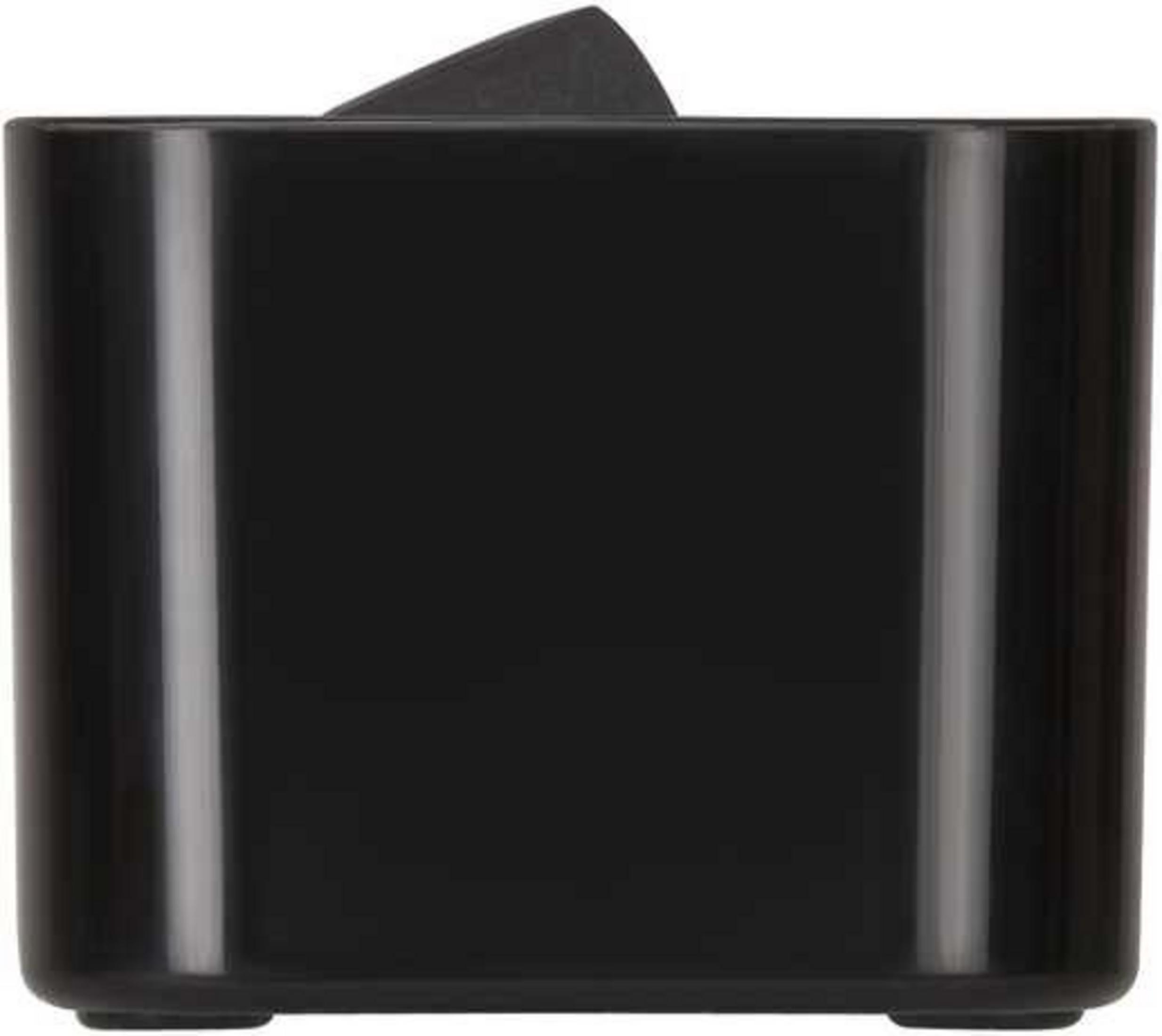 Czarny pojemnik z lekko skośną czarną pokrywką.