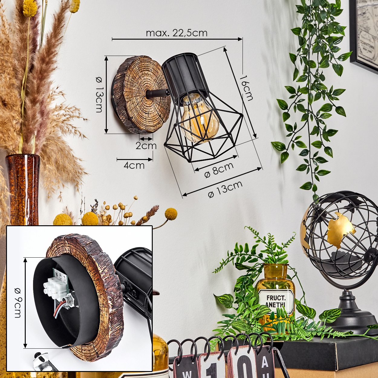 Ein Wandlicht mit Holzsockel und schwarzem Metallkäfig um eine Glühbirne.