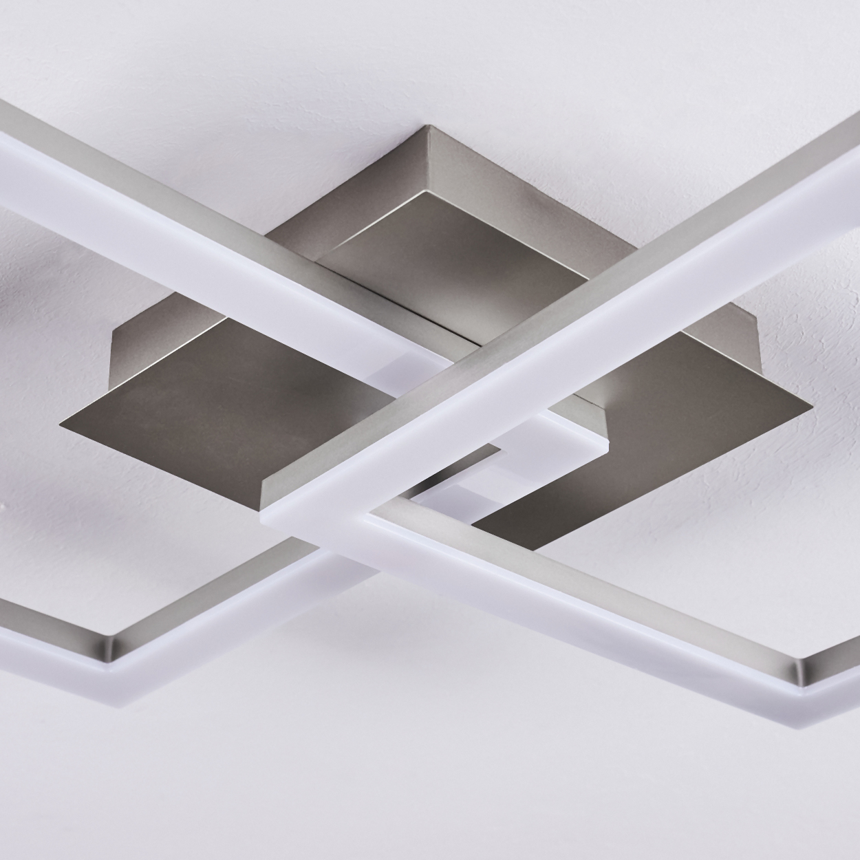 Moderne Deckenleuchte mit silbernen Metallrahmen und integrierten weißen LED-Streifen.