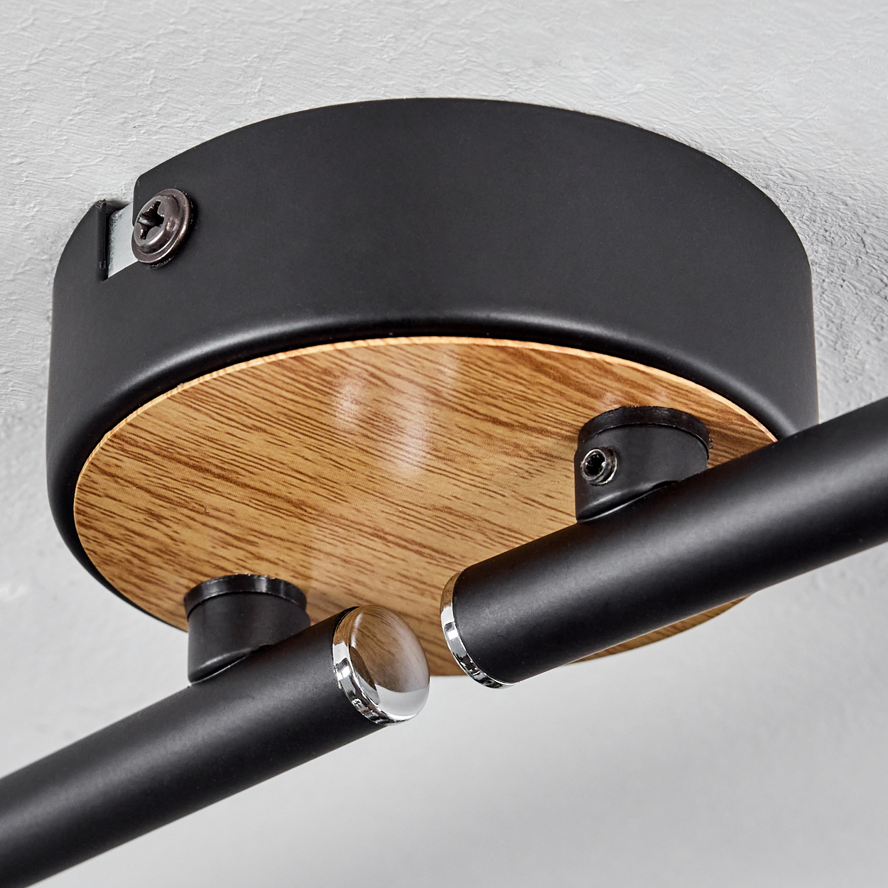 Schwarze Deckenleuchte mit Holzdetail und silbernen Akzenten.
