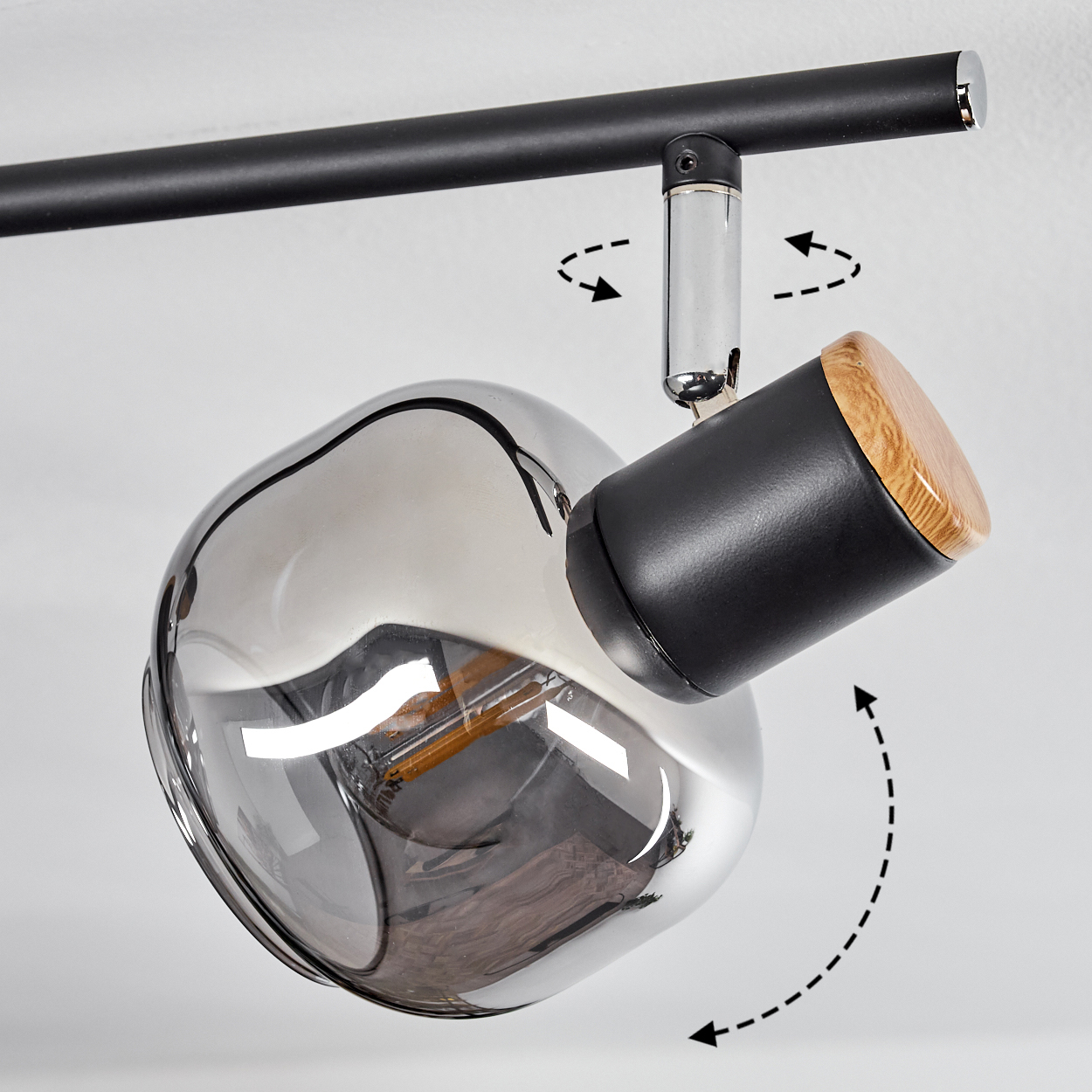 Ein moderner Deckenstrahler mit Rauchglas-Lampenschirm und Holzakzent.