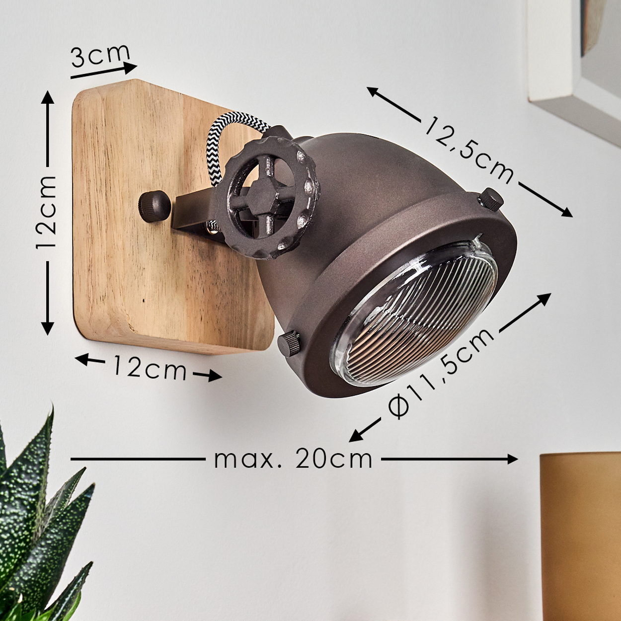 Ein brauner Wandstrahler mit Holzsockel und Rad-Detail. Maße sind angegeben.