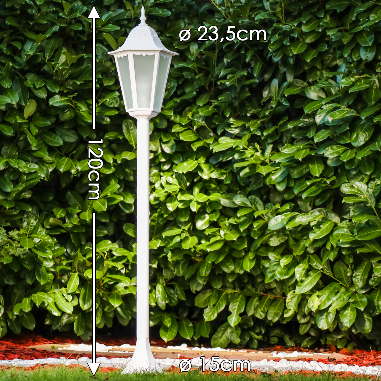 Weiße Gartenlaterne 120cm hoch, 23,5cm breit, vor dichtem Grün.