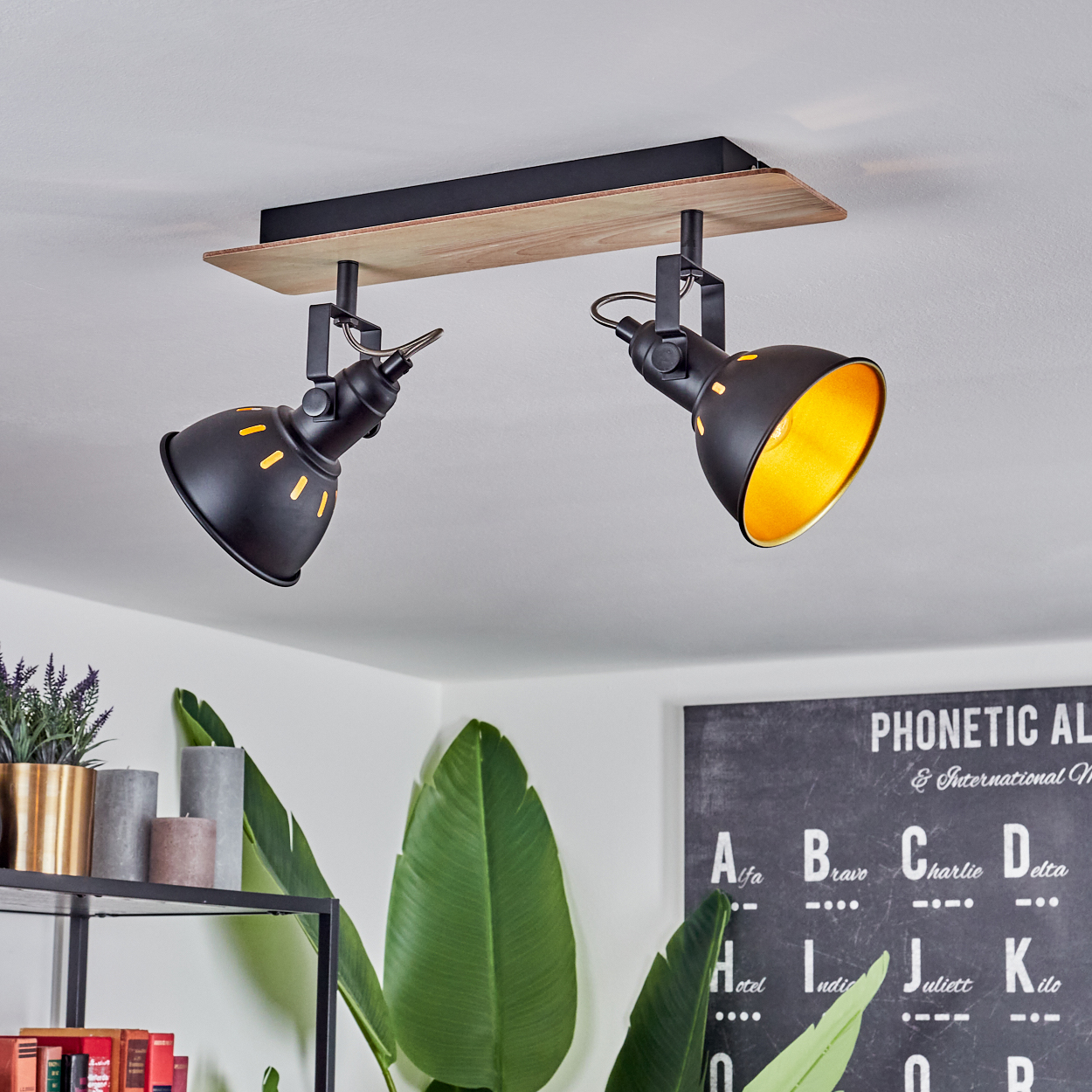 Zwei schwarze Deckenstrahler mit Holzsockel auf einer weißen Decke.