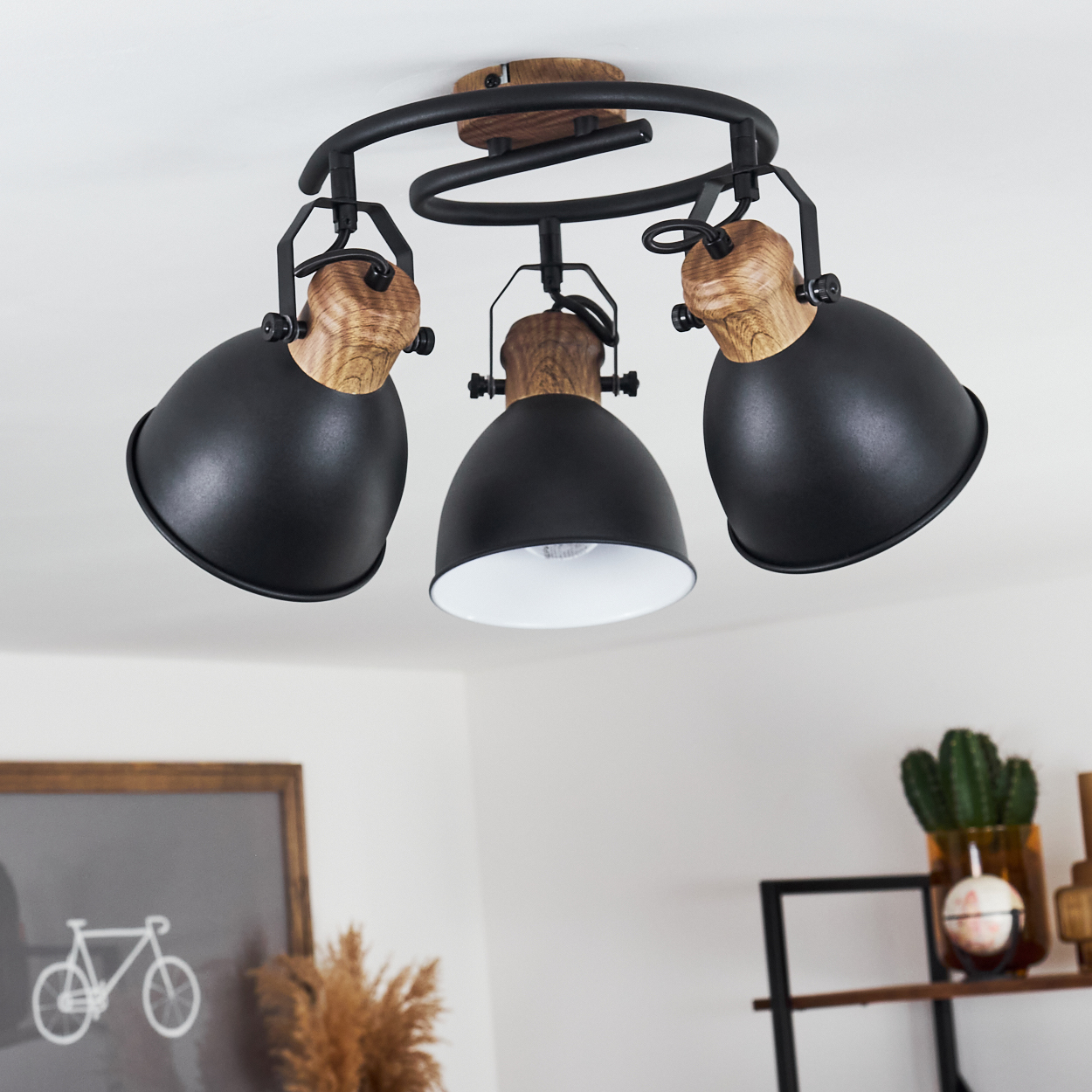 Schwarze Deckenleuchte mit drei Holzdetails und verstellbaren Schirmen.