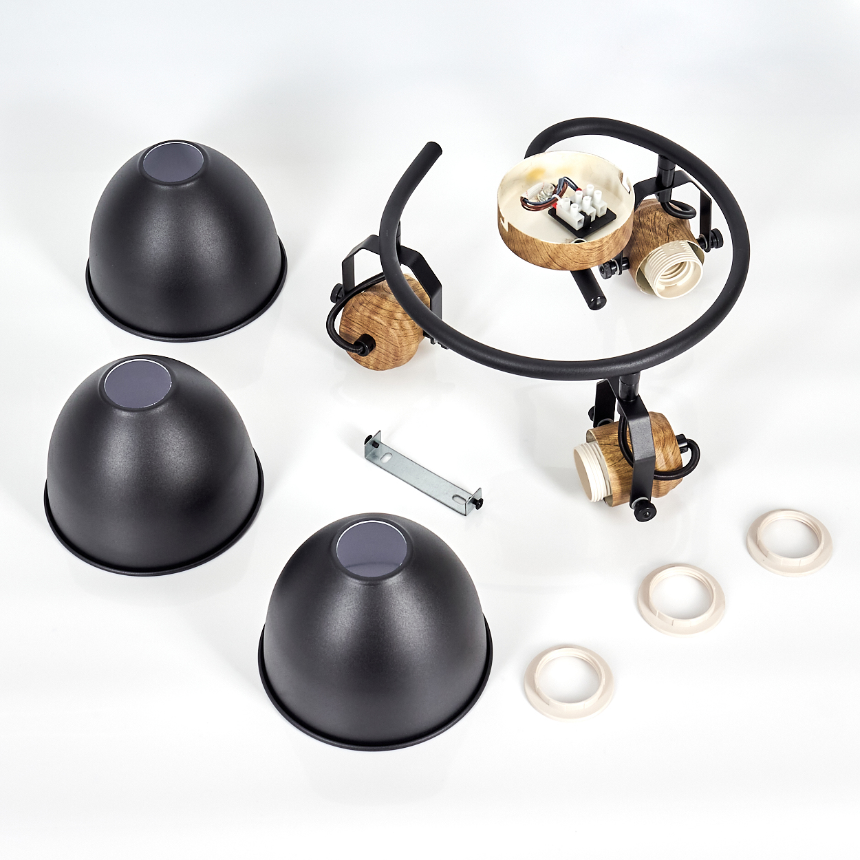 Ein Deckenlampen-Set mit drei schwarzen Schirmen, Holzakzenten und Montagezubehör.