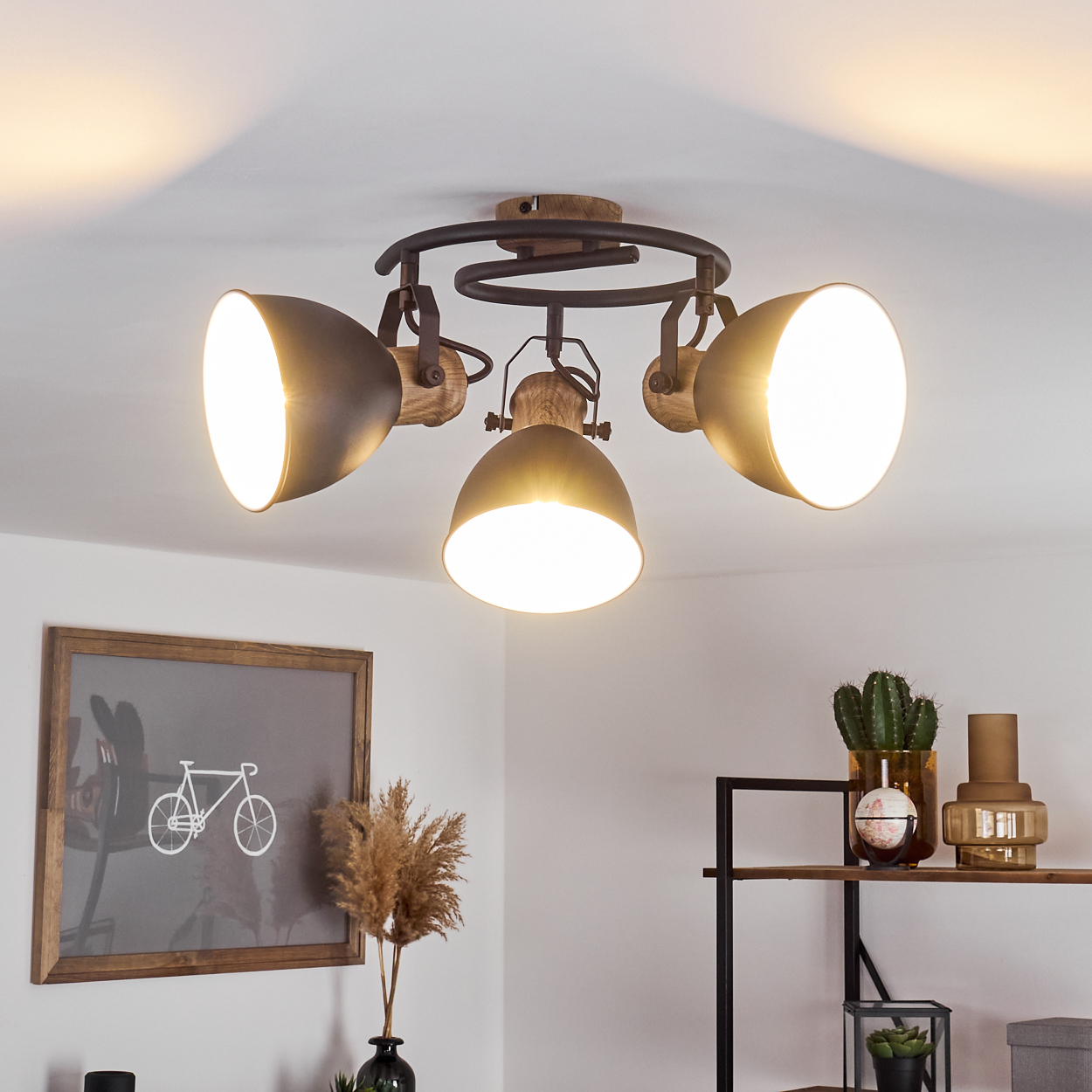 Deckenleuchte mit drei verstellbaren Spots, Holz- und Metallelementen.
