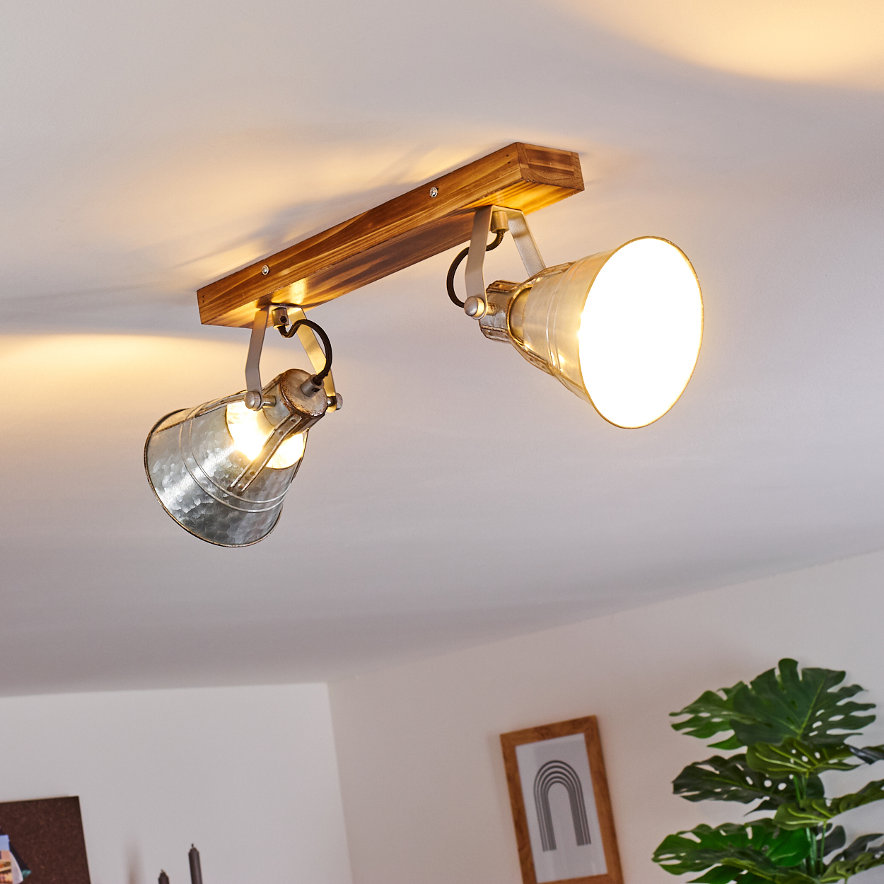 Zwei gerichtete Lampen an einem Holzbalken an der Decke.