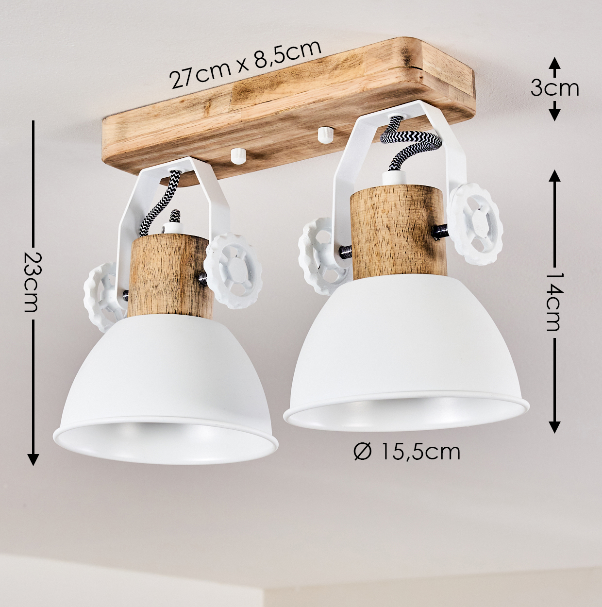 Zwei weiße Lampenschirme mit Holzdetails an einer Holzleiste montiert.