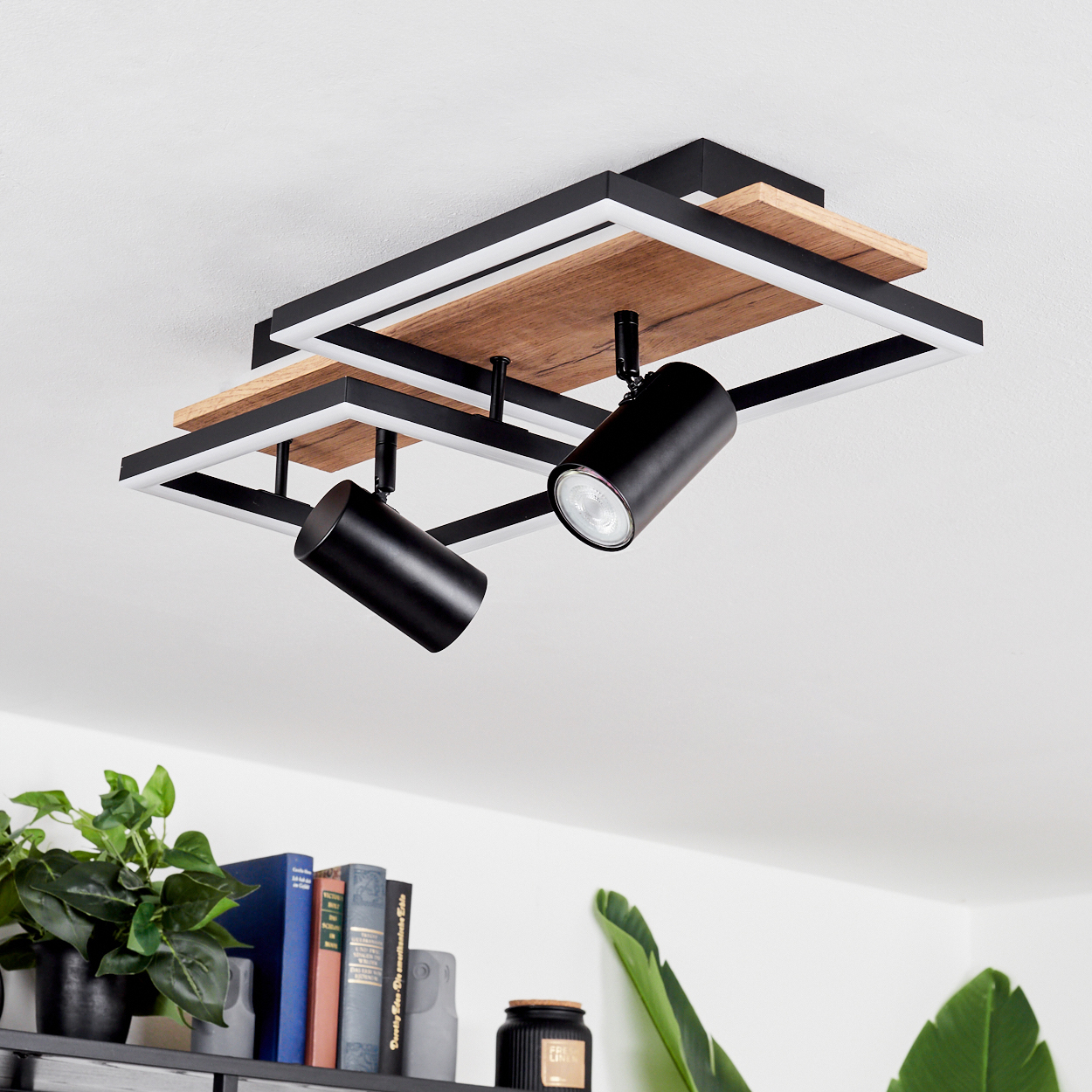 Moderne Deckenleuchte mit zwei schwarzen Spots, Holz und Metallrahmen.