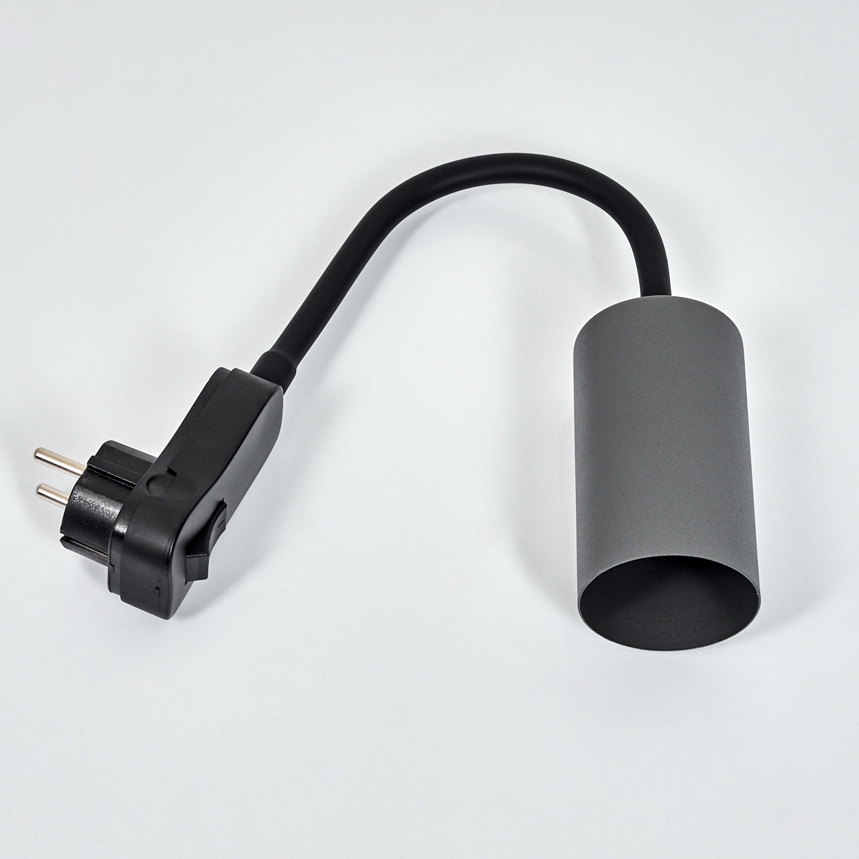 Ein schwarzer Stecker mit Schalter und ein grauer Zylinder verbunden durch ein Kabel.