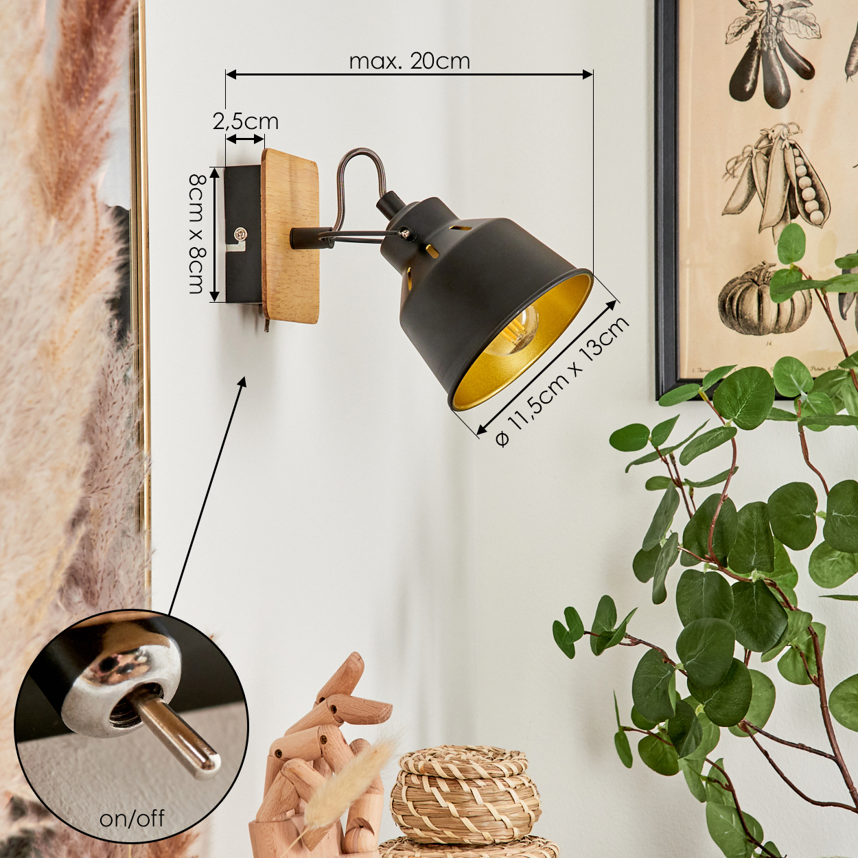 Eine schwarze Wandlampe mit Holzsockel und goldenem Innenschirm.
