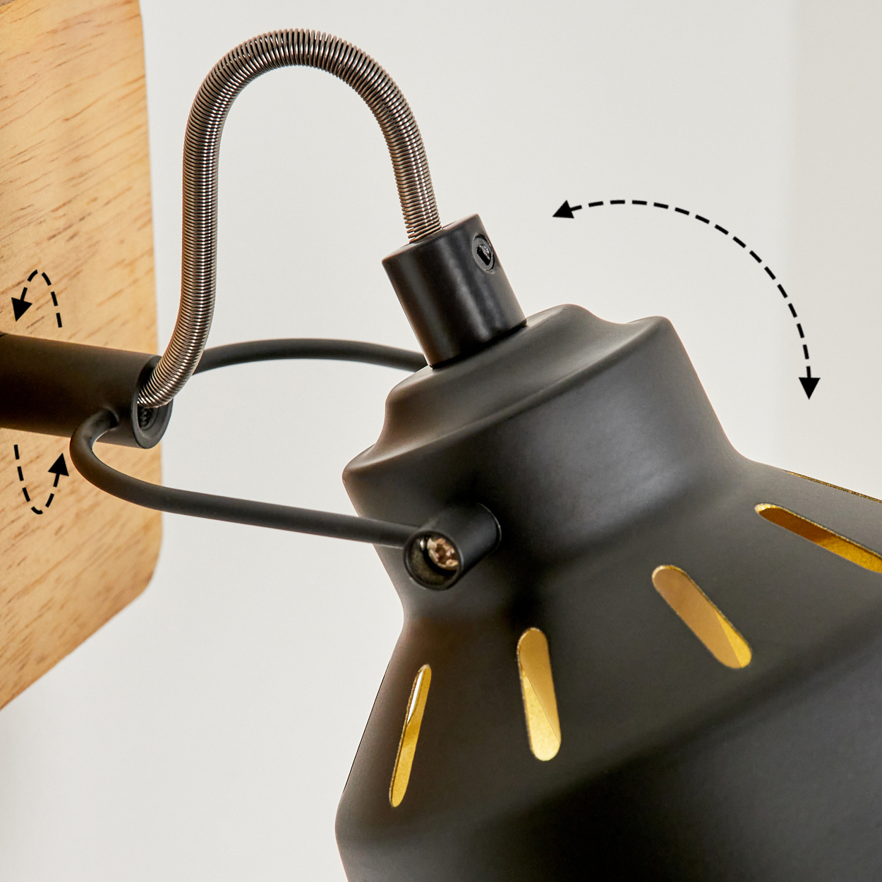 Schwarze Lampe mit verstellbarem Metallarm und Holzbasis. Pfeile zeigen Bewegung.