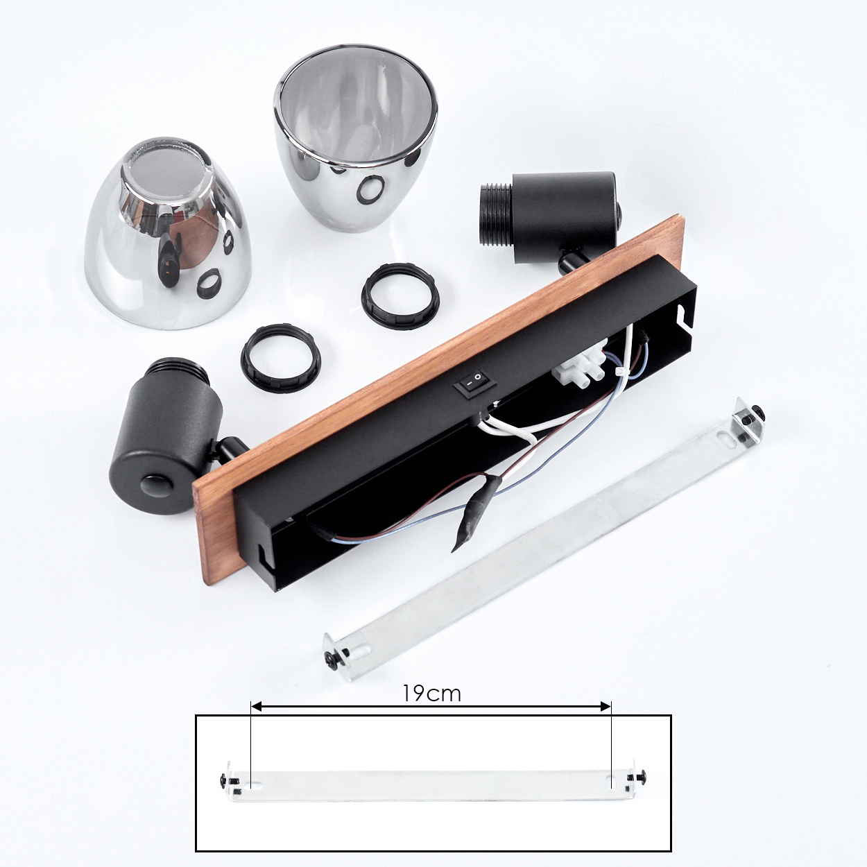 Teile einer Lampe, darunter zwei Lampenschirme, schwarze Fassungen, Holzsockel mit Schalter.
