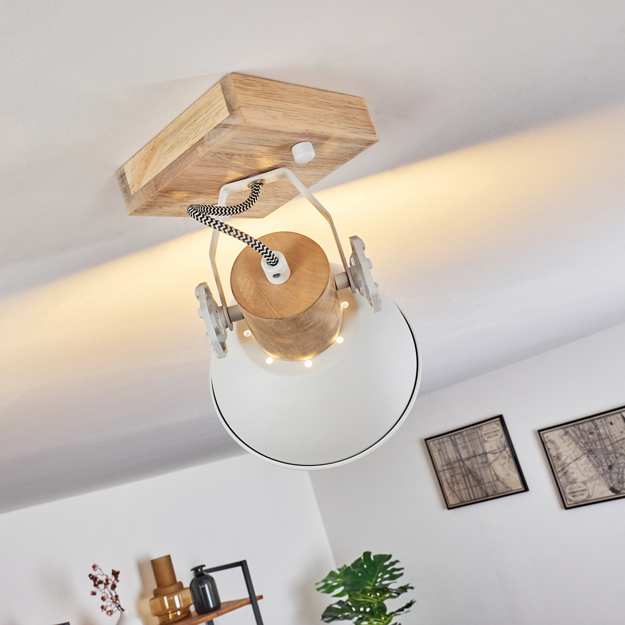 Deckenleuchte mit Holzelementen, weißem Schirm und Kabel.