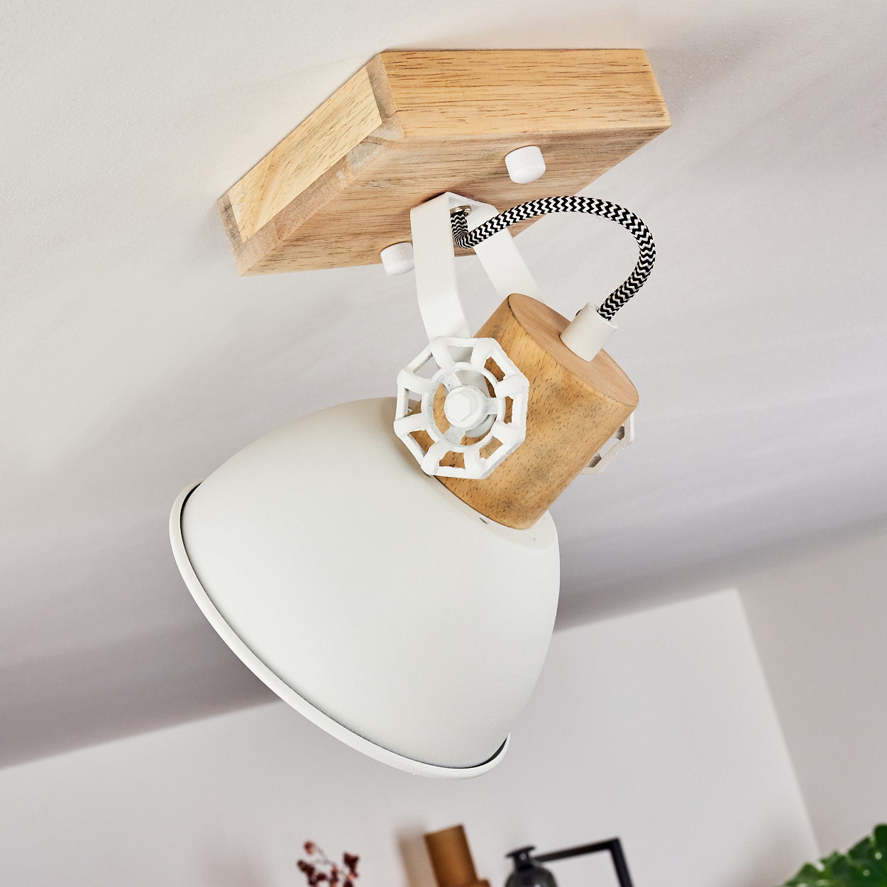 Moderne Deckenleuchte mit Holzakzenten und weißem Lampenschirm.