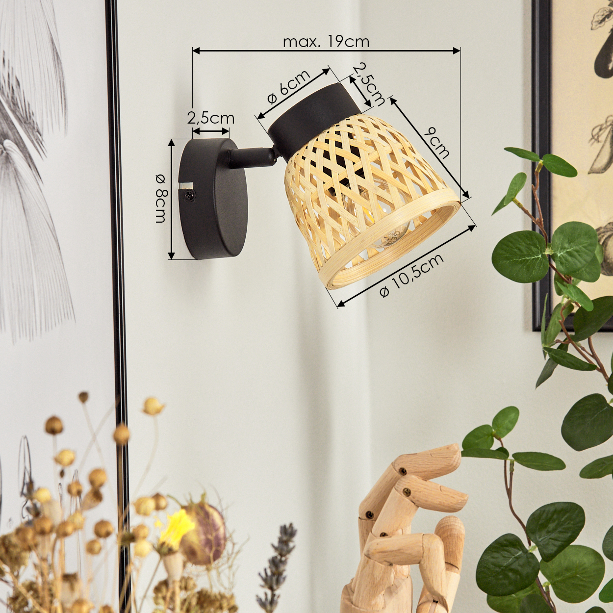 Schwarze Wandlampe mit geflochtenem Bambusschirm, Maße sind angegeben.