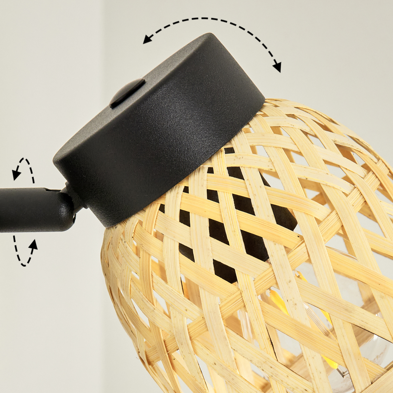 Schwenkbare schwarze Lampe mit geflochtenem Bambus Lampenschirm.