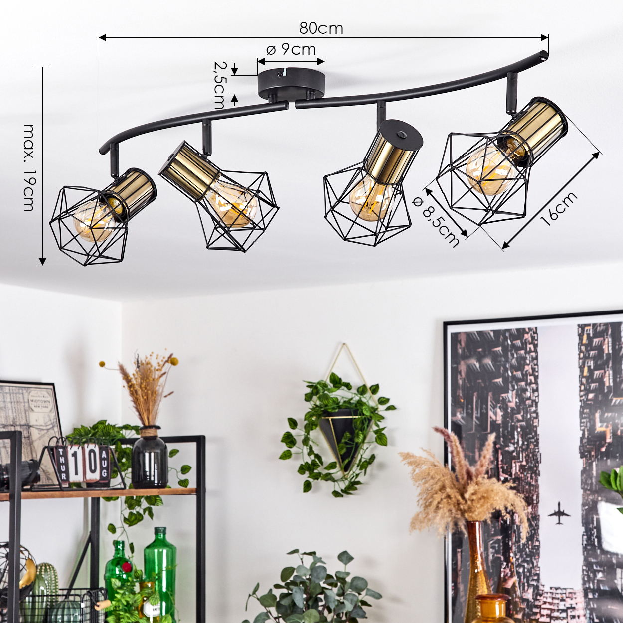 Eine schwarze Deckenleuchte mit vier gold-schwarzen Lampen auf einer gebogenen Stange.
