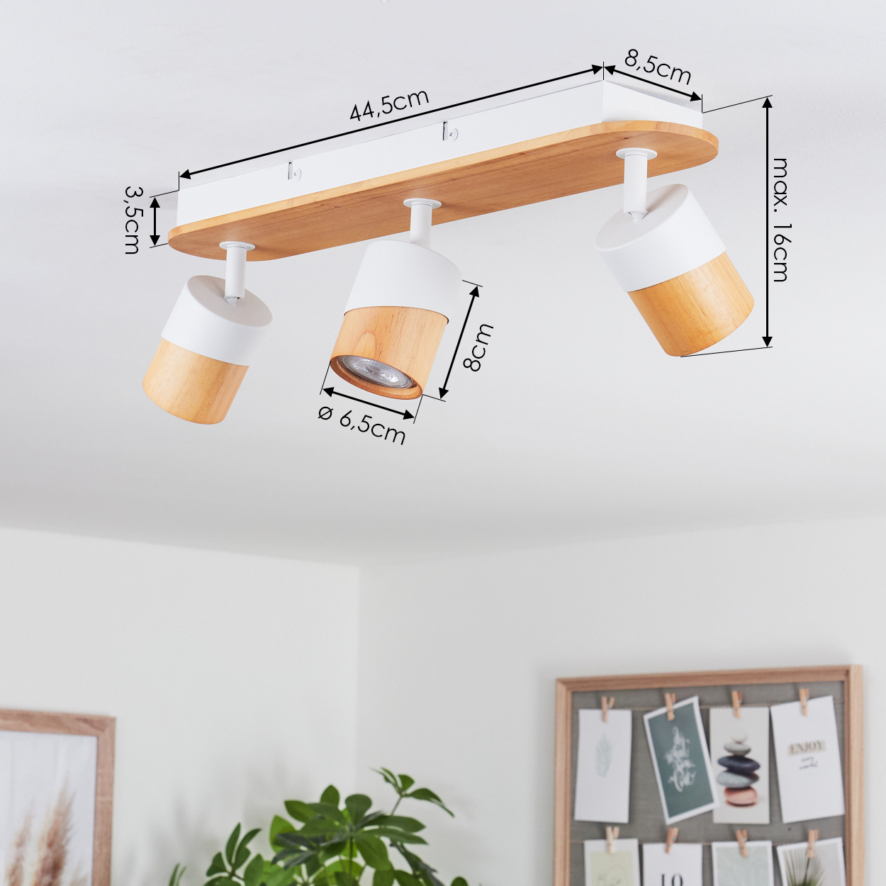 Eine moderne Deckenleuchte mit drei verstellbaren Spots. Weiß und Holzoptik.