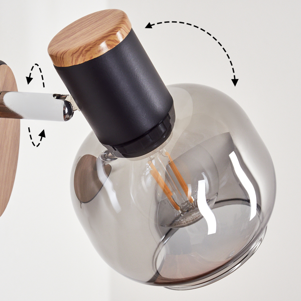Eine moderne Lampe mit Holz- und schwarzen Elementen und einem rauchigen Glas.