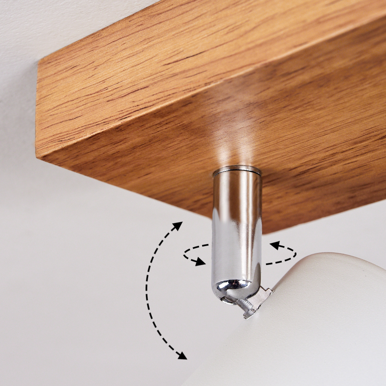 Holzdecke mit schwenkbarem Metallarm und weißem Lampenschirm.