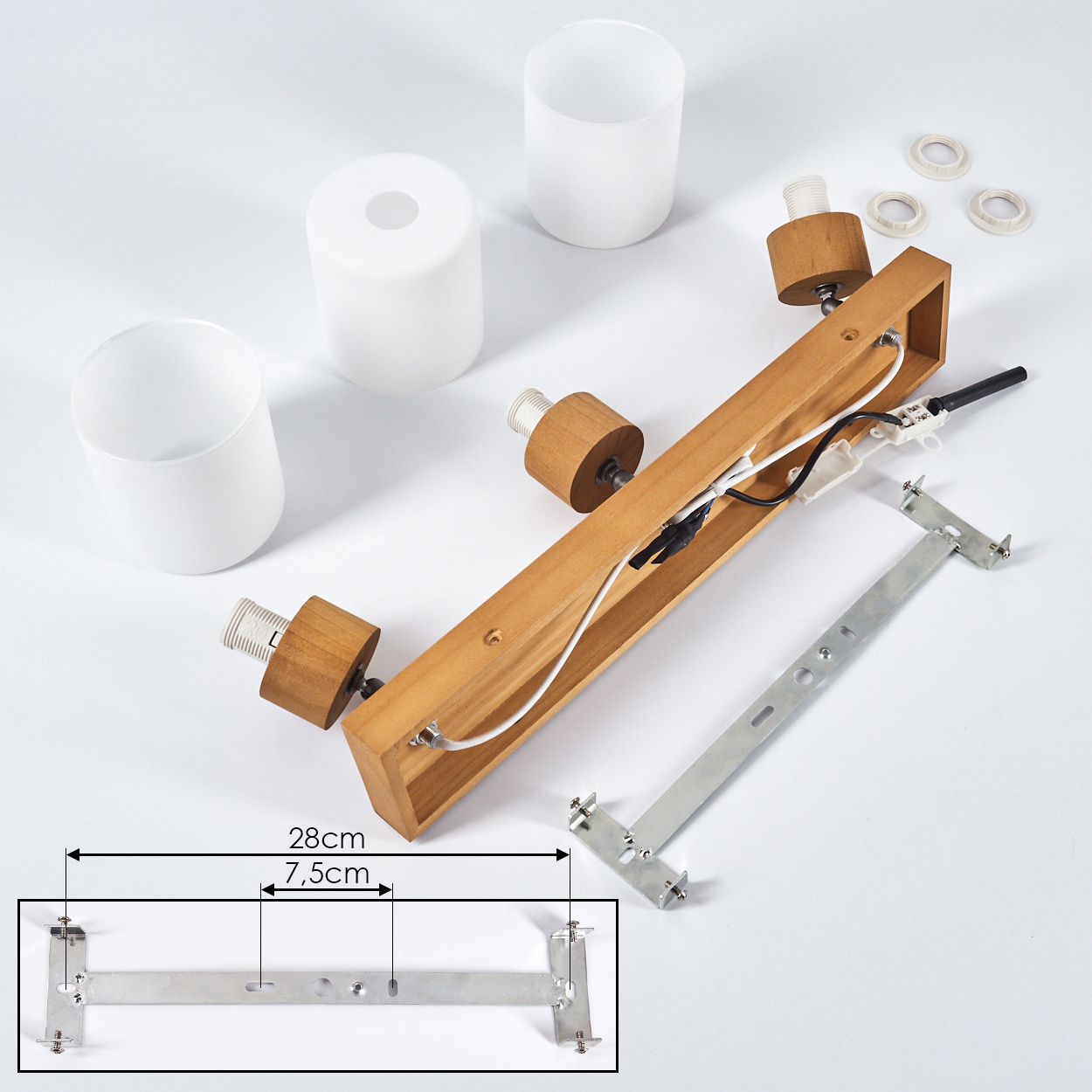 Holz-Wandleuchte mit Kabeln, Lampenfassungen, Glaszylindern und Montagehalterung.