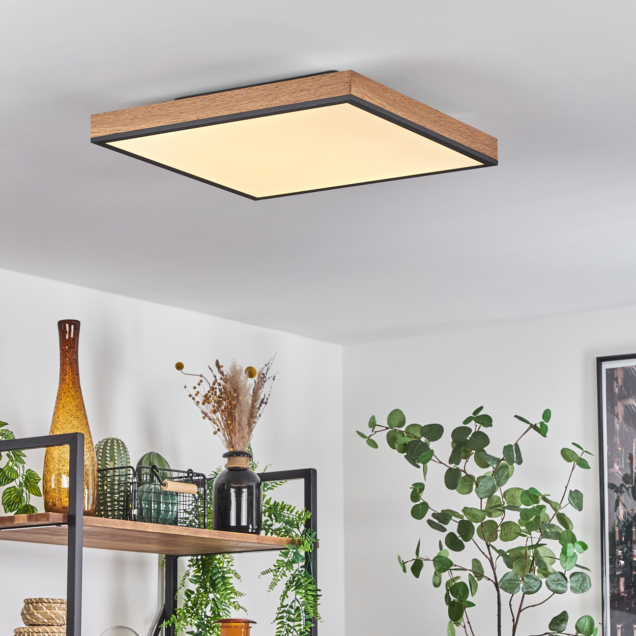 Quadratische Deckenleuchte mit Holzrahmen und beleuchtetem Diffusor.
