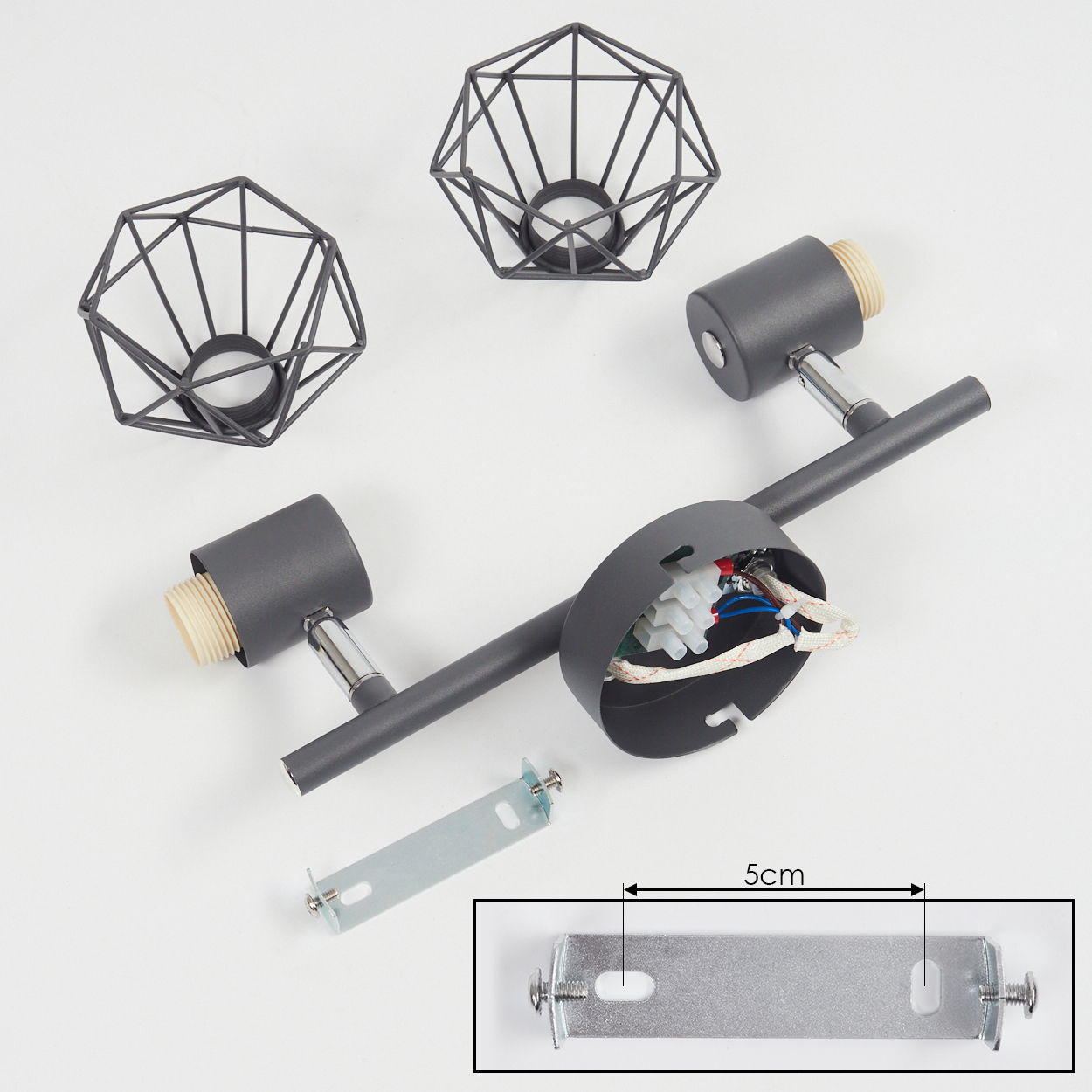 Graue Lampe mit zwei Lampenschirmen, Montagehalterung und 5cm-Maßstab.