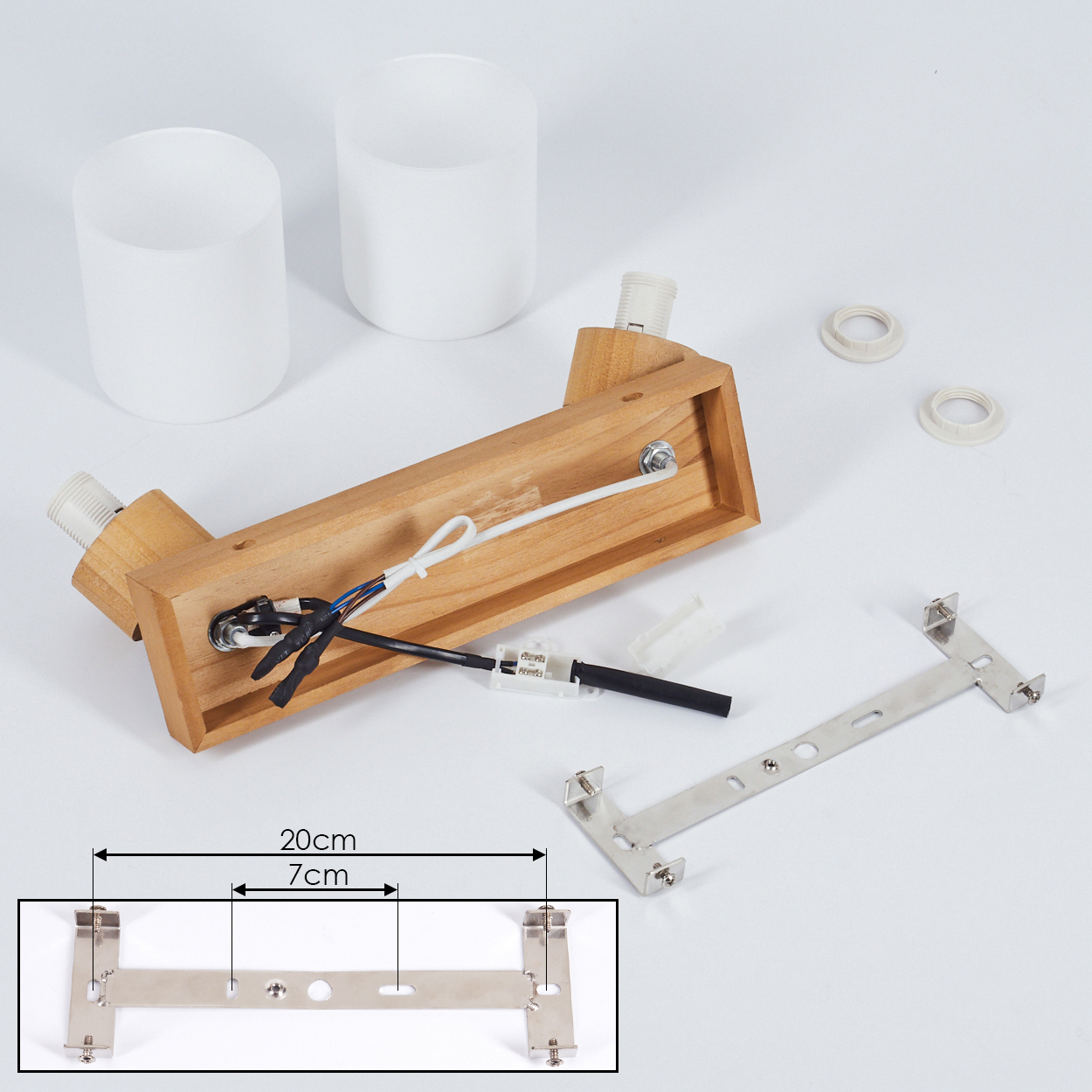Holzlampenhalterung mit Glaskolben, Metallhalterung und Maßen.