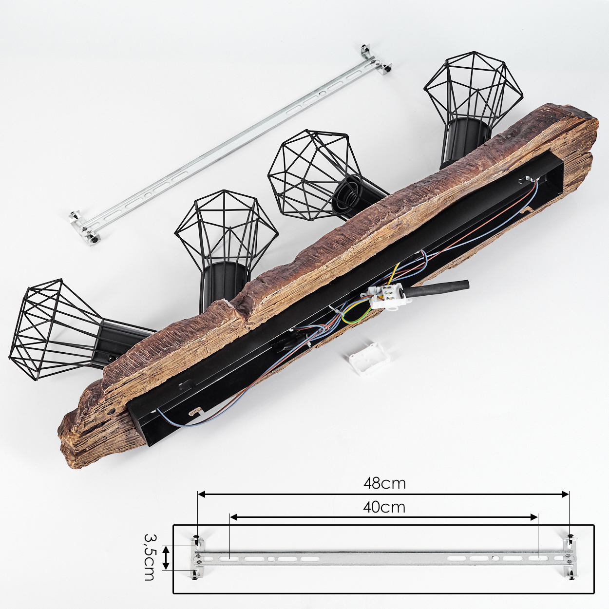 Ein Lampen-Element mit Holzimitat, vier schwarzen Drahtlampenschirmen und Montagezubehör.