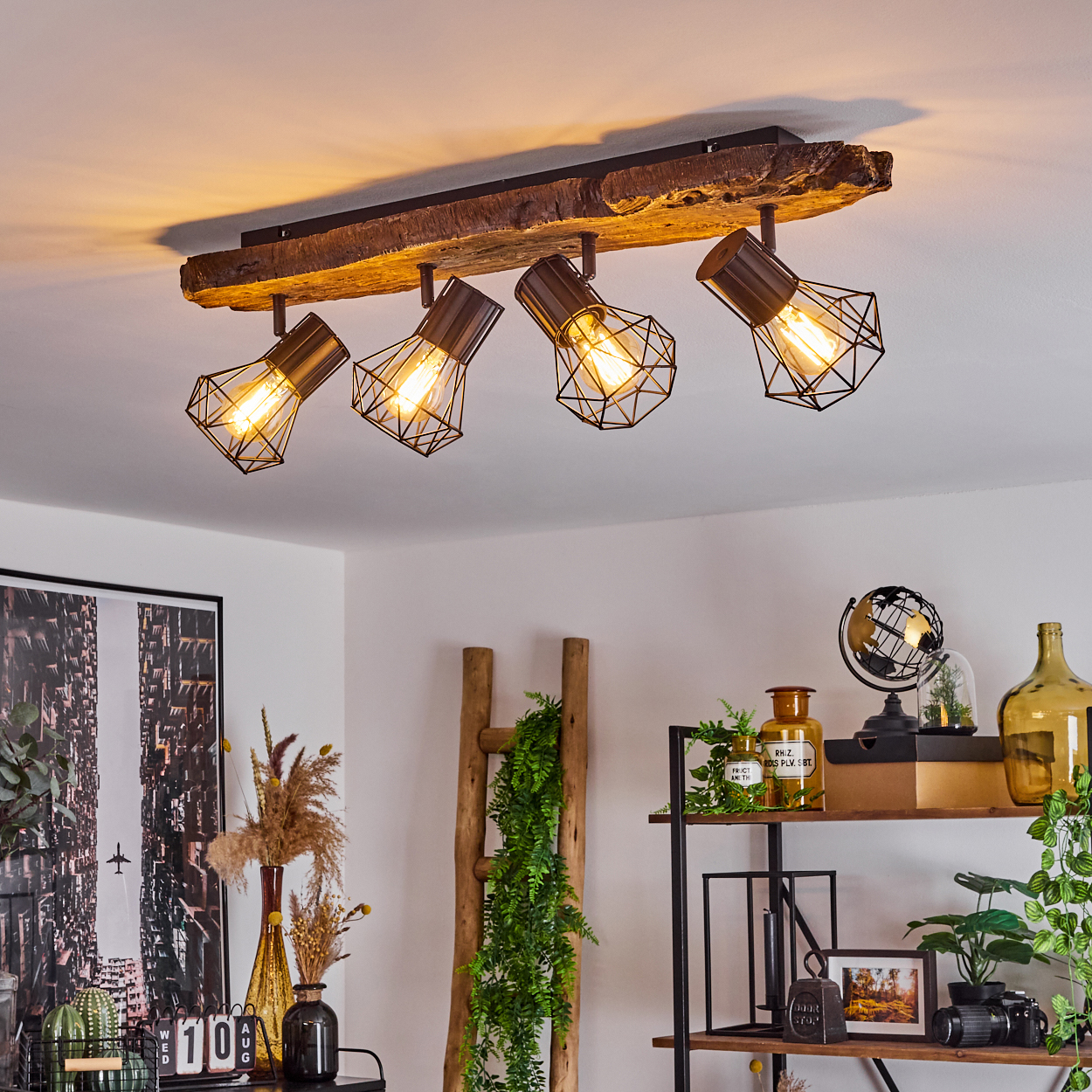 Deckenleuchte mit vier Metallkäfig-Spots auf einem Holzbrett.