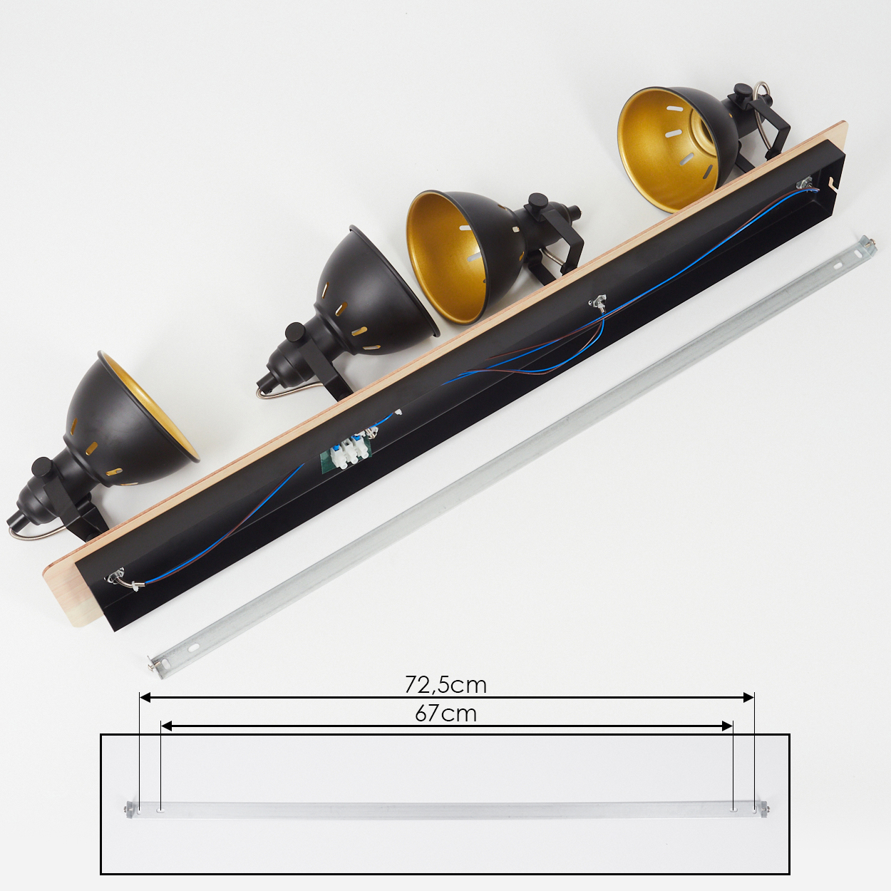 Ein schwarzer Lampenfuß mit drei Lampenschirmen, die nach innen golden sind.