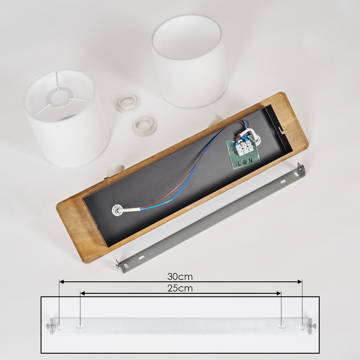 Teile einer Lampe: Holzbalken, Lampenschirme, Metallhalterung, Kabel und Maße.
