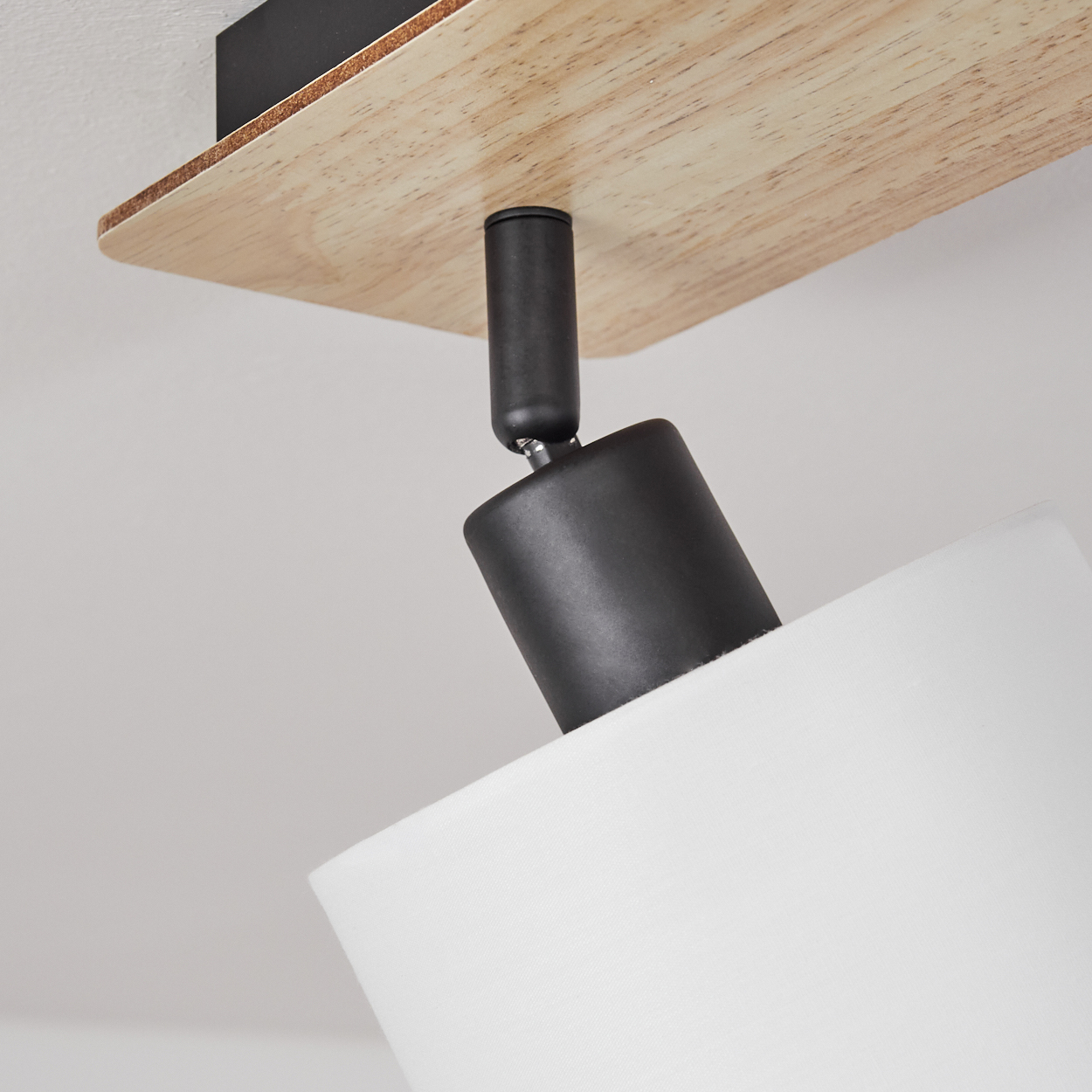 Eine Deckenleuchte mit Holzdetail und schwarzem Schirm.