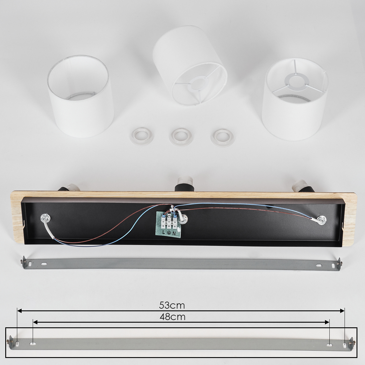 Lampe auseinandergenommen: Lampenschirme, Fassungen, Montagebügel, Maße.