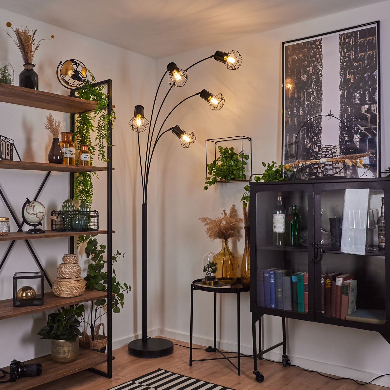 Ein Wohnzimmer mit Regal, Lampe und Schrank.