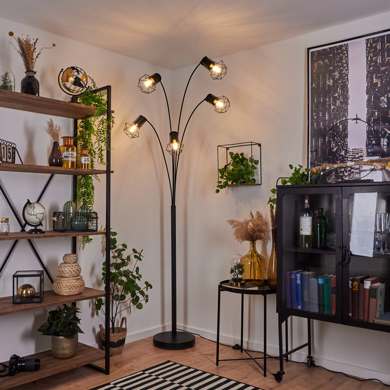 Ein Wohnzimmer mit Bücherregal, Lampe, Schrank und Dekoration.