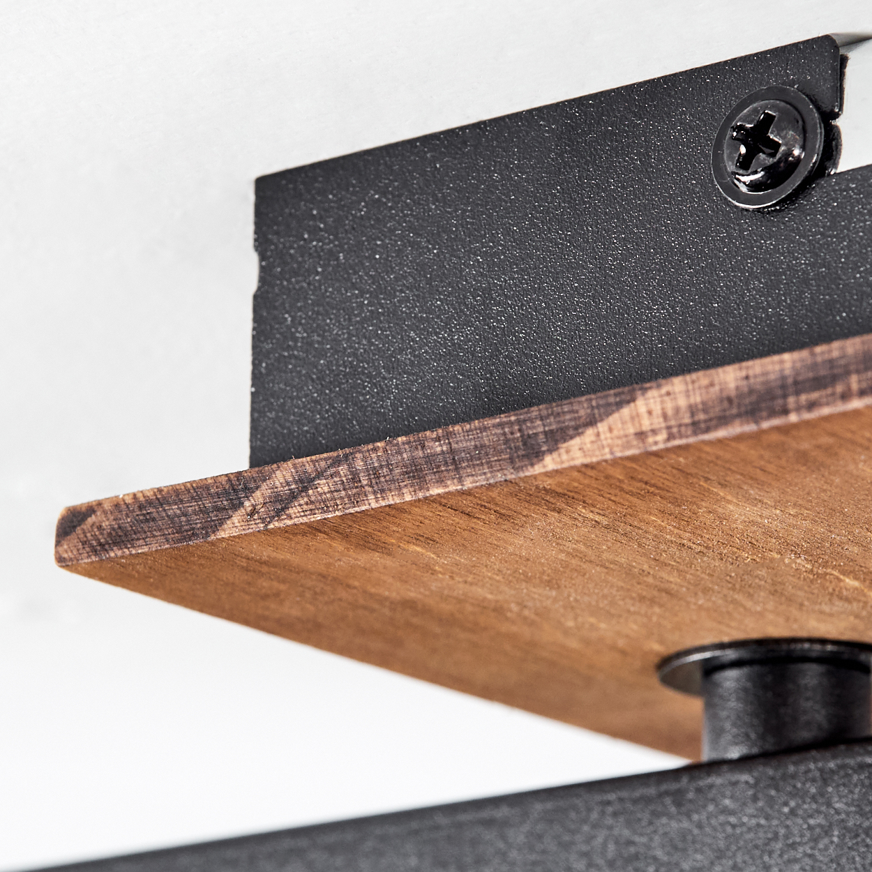 Ein Holzboden mit Metallhalterung und Schraube auf weißem Hintergrund.
